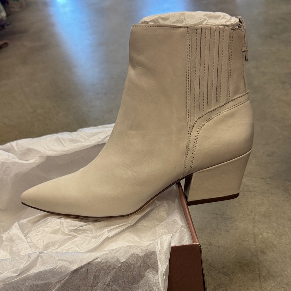 SARTO By Franco Sarto Cream Pointed-Toe Leather Ankle Bootie